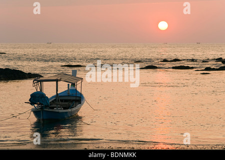 Longtail-Boot bei Sonnenuntergang, Nang Thong Strand, Khao Lak, Andamanensee, Thailand, Asien Stockfoto