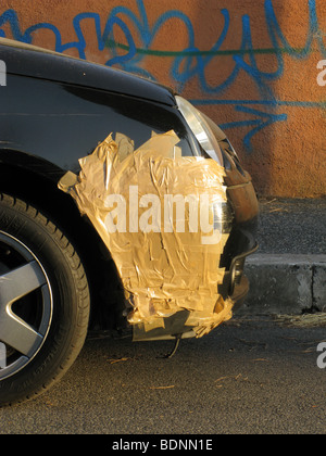 Auto mit Klebeband Reparatur am vorderen Kotflügel Stockfoto