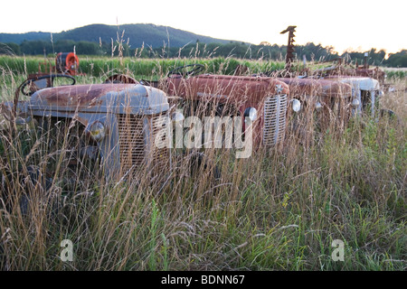 Französische Oldtimer-Traktoren langsam verfallenden in einem Feld nahe Prayssac in das Lot-Tal Stockfoto