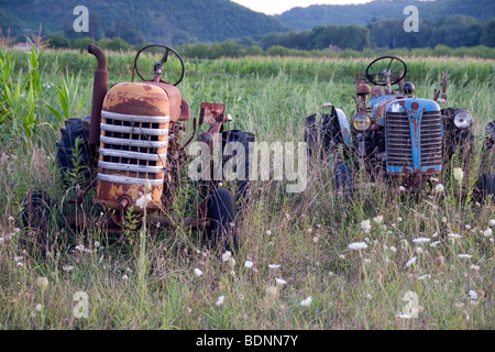 Französische Oldtimer-Traktoren langsam verfallenden in einem Feld nahe Prayssac in das Lot-Tal Stockfoto