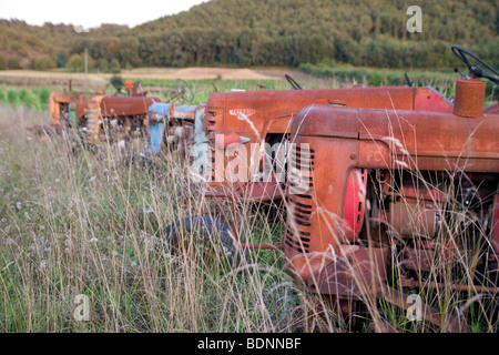 Französische Oldtimer-Traktoren langsam verfallenden in einem Feld nahe Prayssac in das Lot-Tal Stockfoto