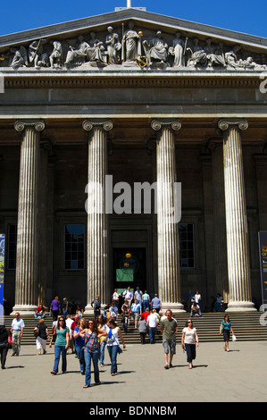 Haupteingang des British Museum, Giebel mit allegorischen Figuren über antike Säulen, London, Großbritannien, Europa Stockfoto