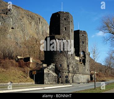 Die Überreste der Brücke Remagen Erpel auf der östlichen Seite des Flusses Rhein, Deutschland. Stockfoto