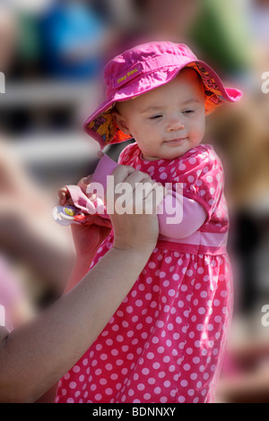 Mutter spielt mit Baby im Drachenboot Festival-Victoria, British Columbia, Canada.Note Digital erweitert verwischen. Stockfoto