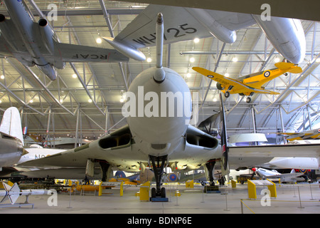 Die Avro Vulcan 698 b 2 Strategischer Bomber, die derzeit in der air space Hangar angezeigt, Imperial War Museum Duxford, England. Stockfoto