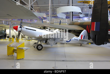 In Silber und in der ständigen Ausstellung in der Luft space Hangar am iwm Duxford ist dieses feine Supermarine Spitfire f24 (Mk 24). Stockfoto