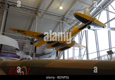 Livrierter in gelb, schwarz und grau/grau, dieses schöne Beispiel der de Havilland Mosquito TT.35 Twin-engined Flugzeug. IWM Duxford. Stockfoto