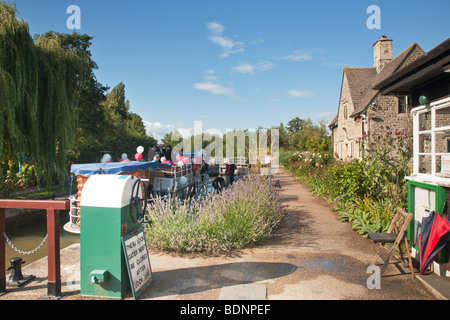 Party Schiff an Iffley Schleuse auf der Themse in Oxford, Oxfordshire, Vereinigtes Königreich Stockfoto