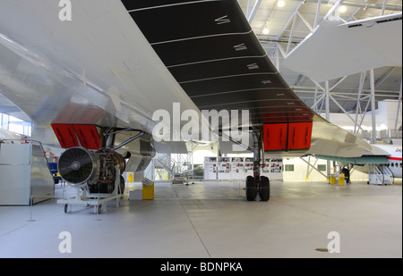 Low Level Aspekt des Delta winged BAC Aerospatiale Concorde 101 Prototyp, der auf Anzeige im Luftraum, IWM Duxford, England. Stockfoto