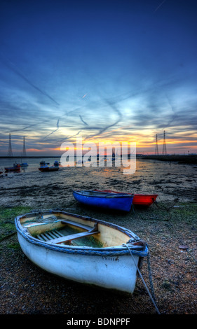 Am frühen Morgen frostigen Mitte Winter Sonnenaufgang über dem Fluß Senke, Ebbe Wattwanderungen und Boote und mit Ridham dock in der Ferne Stockfoto