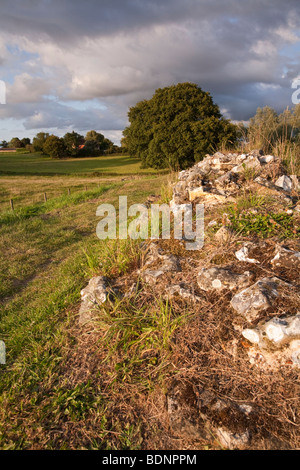 Der Roman Wall Blick auf St Mary the Virgin Church in geht, Hampshire, Uk Stockfoto