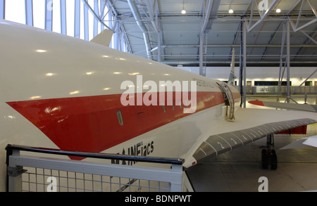 In der roten und weißen Gewand, das BAC/Aerospatiale Concorde 101 Protoyp, Rumpf und Flügel Aspekt, am IWM Duxford angezeigt. Stockfoto