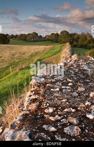 Der Roman Wall Blick auf St Mary the Virgin Church in geht, Hampshire, Uk Stockfoto