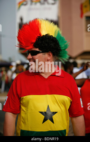 Europäische Ghana Fußball-Team-Anhänger tragen der Perücke, Fußball-Shirt. Afrikanische Schale Nationen.  Ohene Djan Stadium. Accra. Ghana Stockfoto