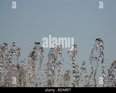 Detail des Wasser planschen im Wasser-Brunnen in Sonne Stockfoto