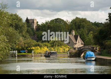 Narrowboat Annäherung an Iffley Lock auf der Themse in Oxford, Großbritannien Stockfoto