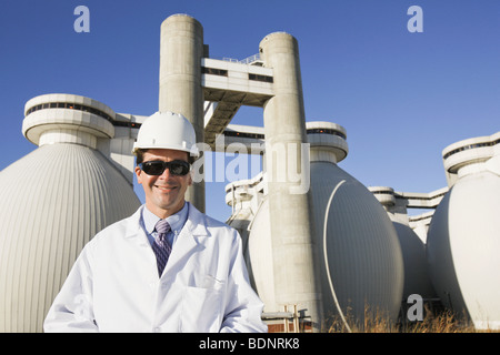 Wissenschaftler an einer Wasseraufbereitungsanlage Stockfoto