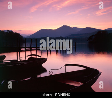 Sonnenuntergang in Keswick Launch, Derwent Water, Keswick, Lake District. Cumbria, England Stockfoto