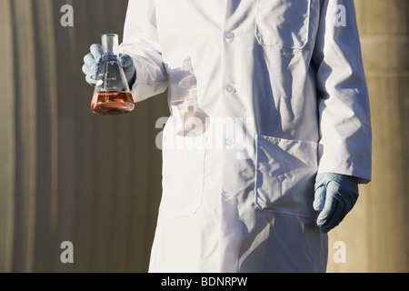 Wissenschaftler halten eine Flasche Wasserprobe Stockfoto