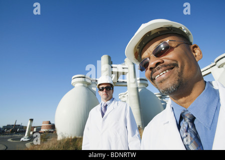 Zwei Wissenschaftler an einer Wasseraufbereitungsanlage Stockfoto