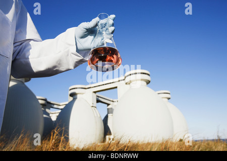 Wissenschaftler halten eine Flasche Wasserprobe Stockfoto