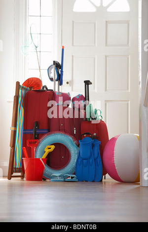 Gepäck stehen im Flur verpackt Stockfoto