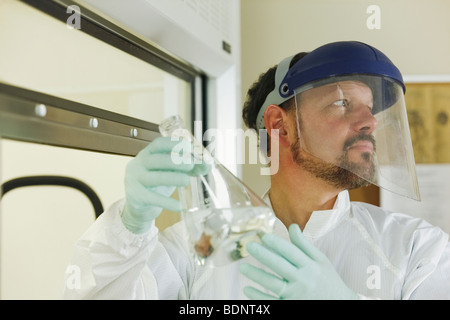 Wissenschaftler halten eine Flasche Stockfoto