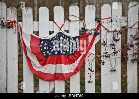 Die US-Flagge hing auf einer Zaunlatte Tor Stockfoto