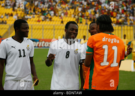 Didier Drogba grüßt Micheal Essien. Die Côte d ' Ivoire V Ghana von den African Cup of Nations 2008 Stockfoto