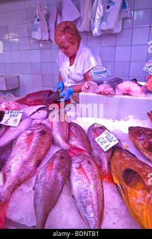 Ein Fischverkäufer auf dem spanischen Markt Stockfoto