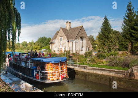 Party Schiff an Iffley Schleuse auf der Themse in Oxford, Oxfordshire, Vereinigtes Königreich Stockfoto