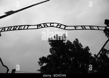 "Arbeit Macht Frei" oder "Arbeit bringt Freiheit" Schild über dem Eingangstor in das Vernichtungslager Auschwitz, Oswiecim, Polen. Stockfoto