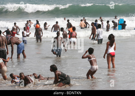 Sonntag Nachmittag am Strand von Points. Accra. Ghana. West-Afrika.  Urheberrecht: Zute Lightfoot. www.lightfootphoto.Co.UK Stockfoto