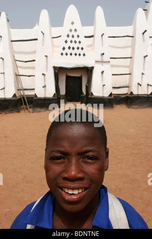 Kind vor nördlichen Moschee. im 13. Jahrhundert erbaut. Ghana. West-Afrika. Bild © Zute Lightfoot www.lightfootphoto.co.uk Stockfoto