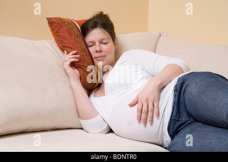 Schwangere Frau auf einem Sofa schlafen Stockfoto