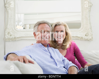 Entspannte Porträt des erfolgreichen älteres Paar in weißen Wohngebäude Stockfoto