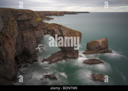 Grüne Brücke von Wales, Pembrokeshire, Wales, UK Stockfoto