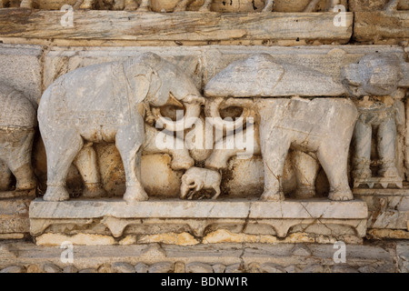 Geschnitzte Elefanten an der Außenwand des Jagdish Temple, Udaipur, Indien Stockfoto