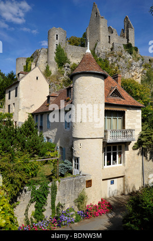 Schöne altes mittelalterliche Haus und Hill Top Schloss Ruinen in Frankreich Stockfoto