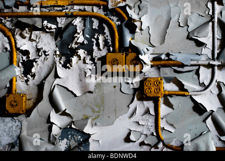 Stromkabel und Steckdosen in einem verlassenen Hotel-Küche. Stockfoto