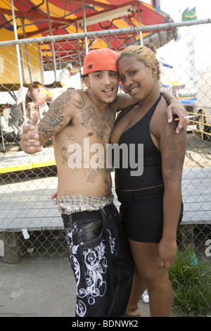 Multiethnische Tätowiert Pärchen in einem Vergnügungspark auf Coney Island, Brooklyn, New York Stockfoto