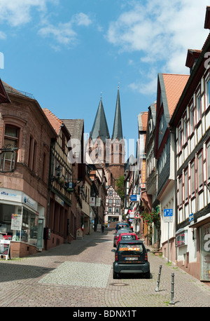 Fachwerkhäuser, Marienkirche Kirche im Rücken, Wahrzeichen von Gelnhausen, Hessen, Deutschland, Europa Stockfoto