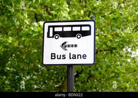 Bus-Lane-Wegweiser in die Innenstadt von Milton Keynes, England, UK Stockfoto