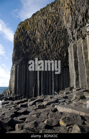 Fingal's Cave unter Staffa Insel Kolonnade und Meer Klippen aus Isle of Mull, Schottland, Vereinigtes Königreich. Stockfoto