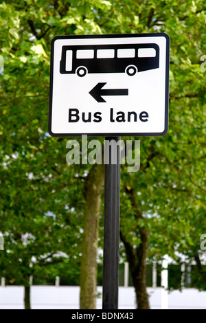 Bus-Lane-Wegweiser in die Innenstadt von Milton Keynes, England, UK Stockfoto