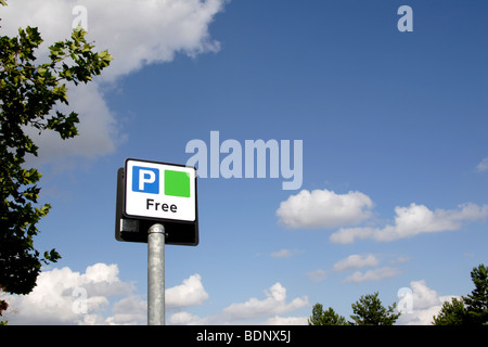 Kostenloser Parkplatz-Schild in der Innenstadt von Milton Keynes, England, UK Stockfoto