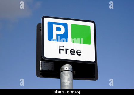 Kostenloser Parkplatz-Schild in der Innenstadt von Milton Keynes, England, UK Stockfoto