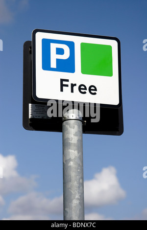 Kostenloser Parkplatz-Schild in der Innenstadt von Milton Keynes, England, UK Stockfoto