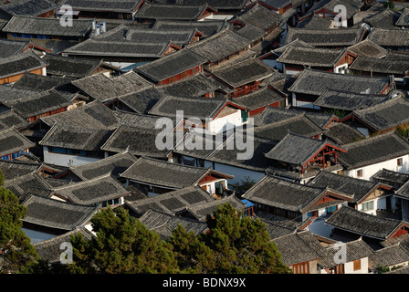 Traditionelle hölzerne Häuser mit Ziegeldächern von oben, Lijiang, Yunnan, Südwestchina, China Stockfoto