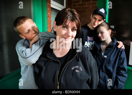 PROJEKT-KOORDINATOR DER BURYSED GEMEINSCHAFT JUGEND PROJEKT MO FREEMAN AUF DEN RÜCKGANG DER ZENTRUM IN SEDBURY NAHE CHEPSTOW APRIL 20 Stockfoto